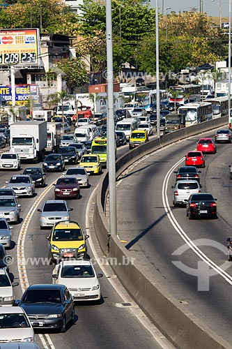  Carros de passeio na faixa seletiva da Avenida Brasil próximo à passarela 22  - Rio de Janeiro - Rio de Janeiro (RJ) - Brasil