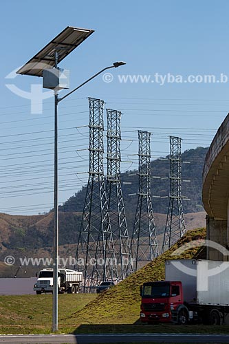  Célula solar usada na iluminação do Arco Metropolitano com torres de transmissão ao fundo  - Seropédica - Rio de Janeiro (RJ) - Brasil