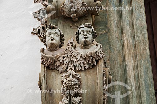  Detalhe de esculturas na fachada da Igreja de São Francisco de Assis (1774)  - São João del Rei - Minas Gerais (MG) - Brasil