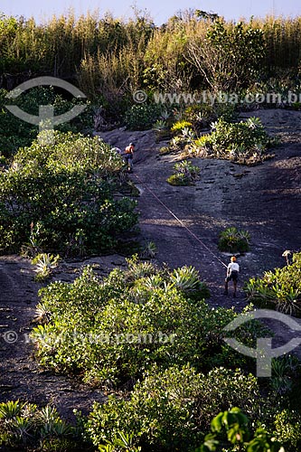  Homens praticando montanhismo no Morro da Urca  - Rio de Janeiro - Rio de Janeiro (RJ) - Brasil