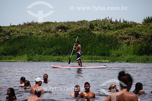  Praticante de stand up paddle e banhistas na Lagoa do Iriri - também conhecida como Lagoa da Coca-Cola  - Rio das Ostras - Rio de Janeiro (RJ) - Brasil