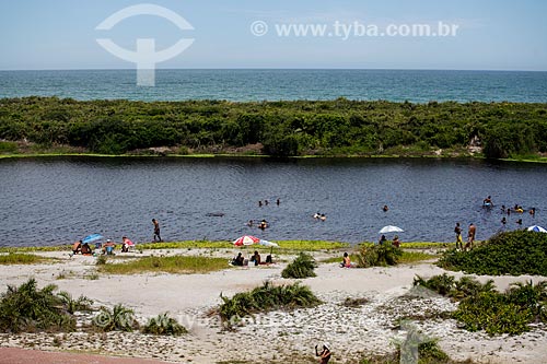  Banhistas na Lagoa do Iriri - também conhecida como Lagoa da Coca-Cola  - Rio das Ostras - Rio de Janeiro (RJ) - Brasil