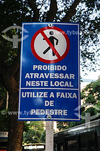  Placa com os dizeres: Proibido atravessar neste local - próximo ao canteiro de obras da implantação do veículo leve sobre trilhos na Avenida Rio Branco  - Rio de Janeiro - Rio de Janeiro (RJ) - Brasil