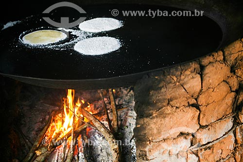  Preparo de tapioca - também conhecida como beiju - em fogão à lenha  - Manaus - Amazonas (AM) - Brasil