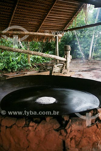  Preparo de tapioca - também conhecida como beiju - em fogão à lenha  - Manaus - Amazonas (AM) - Brasil