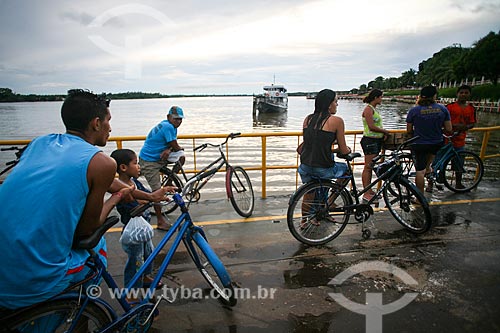  Pessoas aguardando a balsa para travessia do Rio Paracauari  - Soure - Pará (PA) - Brasil