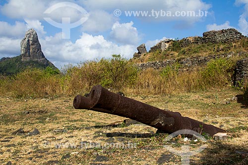  Canhões do Forte de Nossa Senhora dos Remédios com o Morro do Pico ao fundo  - Fernando de Noronha - Pernambuco (PE) - Brasil