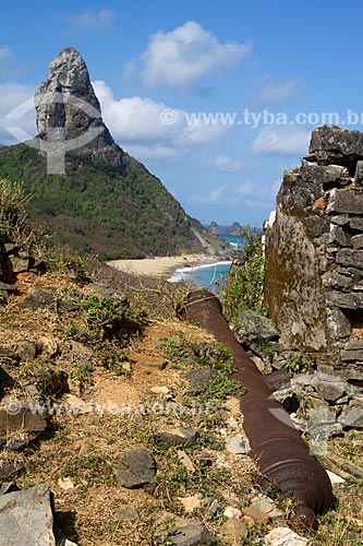  Canhão do Forte de Nossa Senhora dos Remédios com o Morro do Pico ao fundo  - Fernando de Noronha - Pernambuco (PE) - Brasil