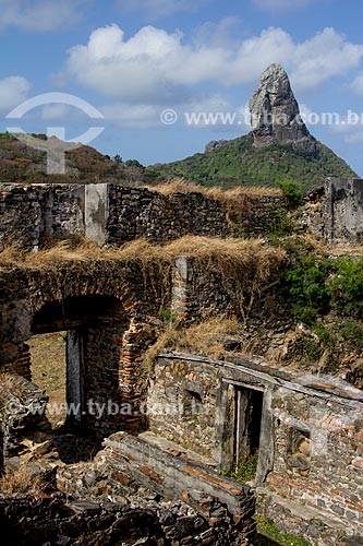  Ruínas do Forte de Nossa Senhora dos Remédios com o Morro do Pico ao fundo  - Fernando de Noronha - Pernambuco (PE) - Brasil