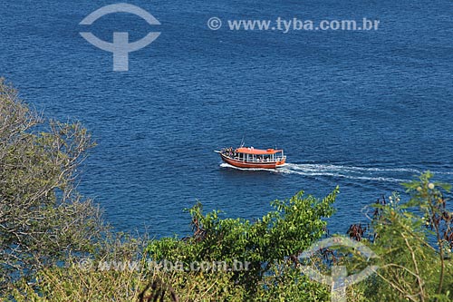  Barco na orla do Arquipélago de Fernando de Noronha  - Fernando de Noronha - Pernambuco (PE) - Brasil