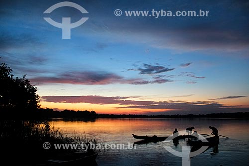 Canoa no Lago Cuniã durante o nascer do sol - Reserva Extrativista do Lago Cuniã  - Porto Velho - Rondônia (RO) - Brasil