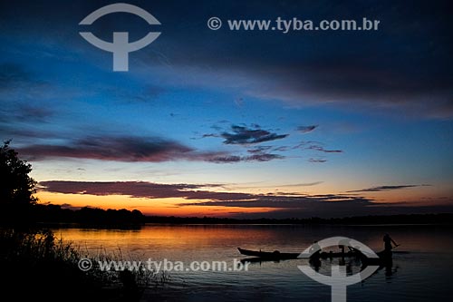  Canoa no Lago Cuniã durante o nascer do sol - Reserva Extrativista do Lago Cuniã  - Porto Velho - Rondônia (RO) - Brasil
