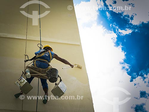  Pintor de paredes usando técnica de alpinismo industrial  - Rio de Janeiro - Rio de Janeiro (RJ) - Brasil