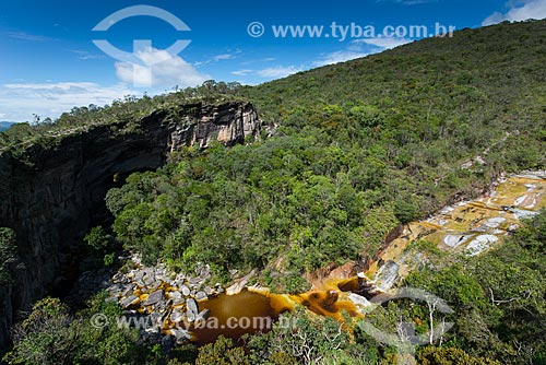  Vista da Ponte de Pedra - formação rochosa do Parque Estadual do Ibitipoca - e o Rio do Salto  - Lima Duarte - Minas Gerais (MG) - Brasil