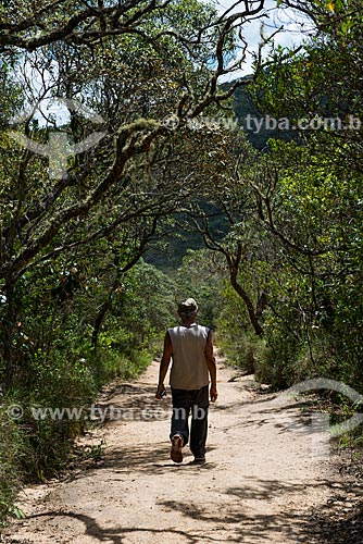  Homem na trilha do circuito de água no Parque Estadual do Ibitipoca  - Lima Duarte - Minas Gerais (MG) - Brasil
