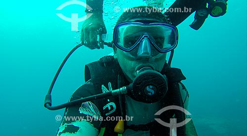  Homem mergulhando no litoral de Arquipélago de Fernando de Noronha  - Fernando de Noronha - Pernambuco (PE) - Brasil