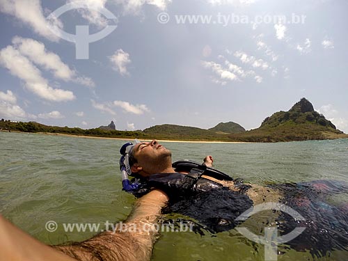  Homem nadando no litoral de Arquipélago de Fernando de Noronha  - Fernando de Noronha - Pernambuco (PE) - Brasil