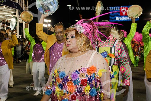  Cantora Alcione durante o desfile do Grêmio Recreativo Escola de Samba Estação Primeira de Mangueira  - Rio de Janeiro - Rio de Janeiro (RJ) - Brasil