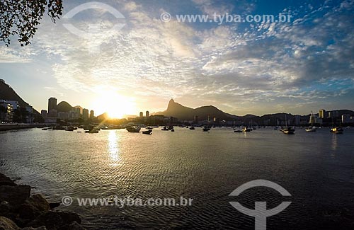  Pôr do sol com Morro do Corcovado e Cristo Redentor vistos da Mureta da Urca  - Rio de Janeiro - Rio de Janeiro (RJ) - Brasil