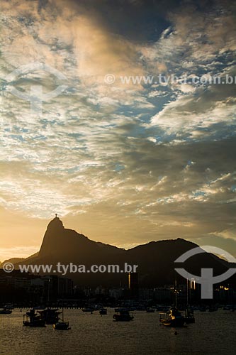 Pôr do sol com Morro do Corcovado e Cristo Redentor vistos da Mureta da Urca  - Rio de Janeiro - Rio de Janeiro (RJ) - Brasil