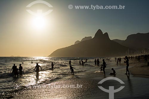  Banhistas na Praia de Ipanema com o Morro Dois Irmãos ao fundo  - Rio de Janeiro - Rio de Janeiro (RJ) - Brasil