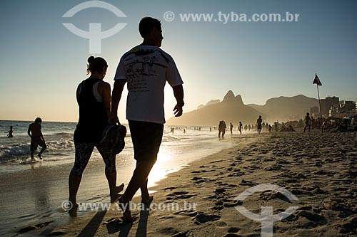  Banhistas na Praia de Ipanema com o Morro Dois Irmãos ao fundo  - Rio de Janeiro - Rio de Janeiro (RJ) - Brasil