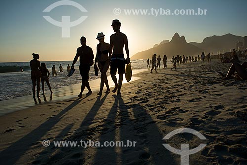  Banhistas na Praia de Ipanema com o Morro Dois Irmãos ao fundo  - Rio de Janeiro - Rio de Janeiro (RJ) - Brasil