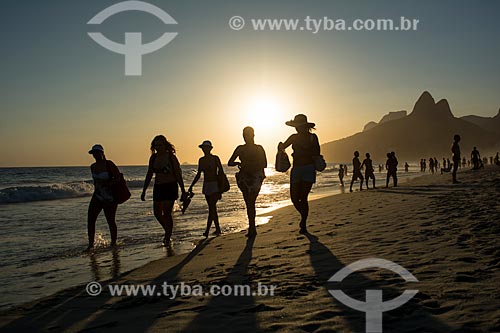  Banhistas na Praia de Ipanema com o Morro Dois Irmãos ao fundo  - Rio de Janeiro - Rio de Janeiro (RJ) - Brasil