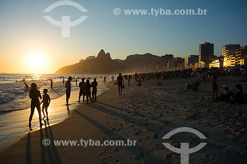  Banhistas na Praia de Ipanema com o Morro Dois Irmãos ao fundo  - Rio de Janeiro - Rio de Janeiro (RJ) - Brasil