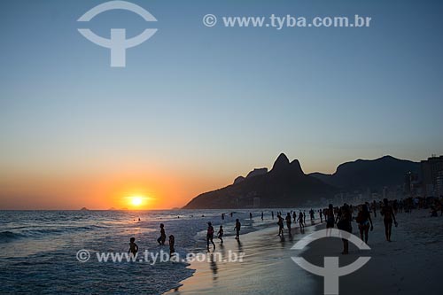  Banhistas na Praia de Ipanema com o Morro Dois Irmãos ao fundo  - Rio de Janeiro - Rio de Janeiro (RJ) - Brasil