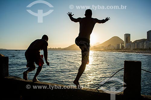  Jovem pulando no mar a partir do Mirante do Leme - também conhecido como Caminho dos Pescadores  - Rio de Janeiro - Rio de Janeiro (RJ) - Brasil