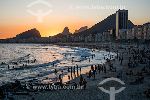  Banhistas na Praia do Leme  - Rio de Janeiro - Rio de Janeiro (RJ) - Brasil