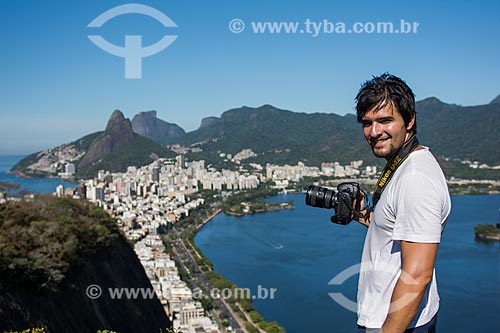  Fotógrafo Vitor Marigo no Morro do Cantagalo com a Lagoa Rodrigo de Freitas, Morro Dois Irmãos e a Pedra da Gávea ao fundo  - Rio de Janeiro - Rio de Janeiro (RJ) - Brasil