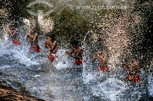  Wate wa - cerimônia de bateção de água - na tribo Xavante. Parte do Wapté Mnhõnõ - rito de passagem da adolescência para a idade adulta  - Campinápolis - Mato Grosso - Brasil