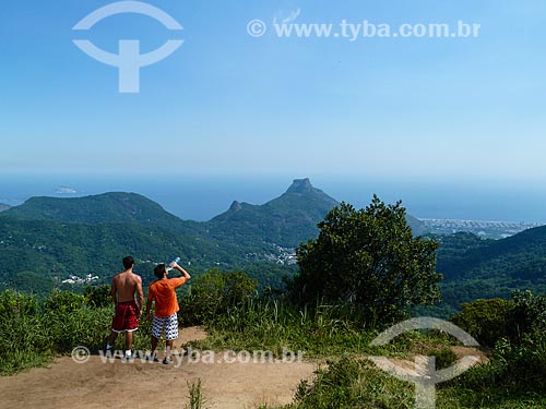  Homens observando a paisagem durante a trilha do Pico da Tijuca  - Rio de Janeiro - Rio de Janeiro (RJ) - Brasil