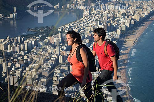  Jovens na trilha do Morro Dois Irmãos com a Lagoa Rodrigo de Freitas e a Praia de Copacabana ao fundo  - Rio de Janeiro - Rio de Janeiro (RJ) - Brasil