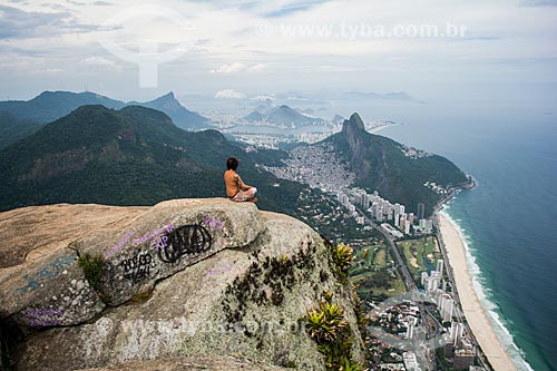  Homem observando a paisagem a partir do cume da Pedra da Gávea  - Rio de Janeiro - Rio de Janeiro (RJ) - Brasil