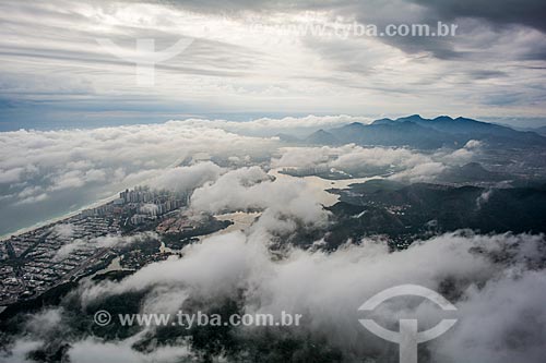  Vista de nuvens sobre a Barra da Tijuca a partir da Pedra da Gávea  - Rio de Janeiro - Rio de Janeiro (RJ) - Brasil