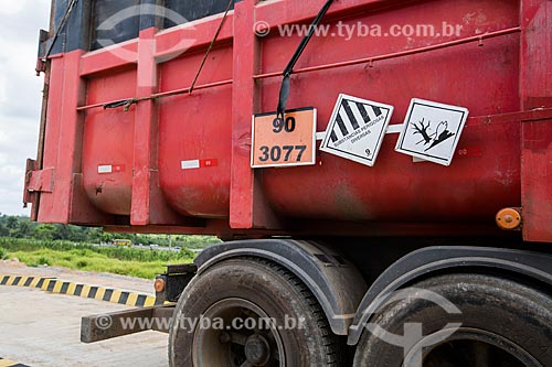  Detalhe de caminhão com placa de transporte de substâncias perigosas na Rodovia BR-324 - próximo ao município de São Sebastião do Passé  - São Sebastião do Passé - Bahia (BA) - Brasil