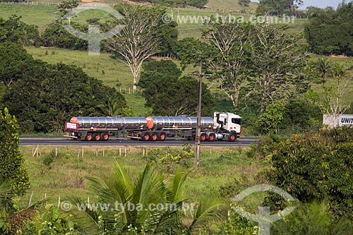  Caminhão-tanque na Rodovia BR-324 - próximo ao município de São Sebastião do Passé  - São Sebastião do Passé - Bahia (BA) - Brasil