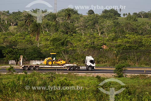  Caminhão transportando rolo compactador na Rodovia BR-324 - próximo ao município de São Sebastião do Passé  - São Sebastião do Passé - Bahia (BA) - Brasil
