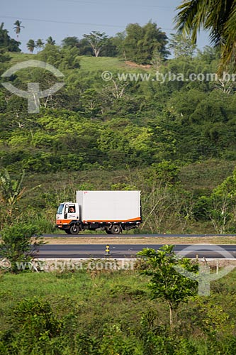  Caminhão na Rodovia BR-324 - próximo ao município de São Sebastião do Passé  - São Sebastião do Passé - Bahia (BA) - Brasil