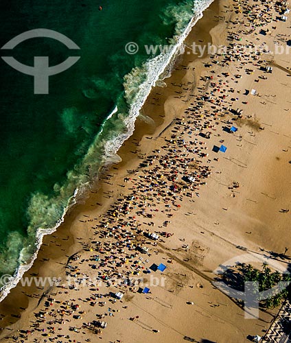  Foto aérea de banhistas na Praia de Copacabana  - Rio de Janeiro - Rio de Janeiro (RJ) - Brasil