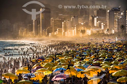  Banhistas na Praia de Ipanema, com a Praia do Leblon ao fundo  - Rio de Janeiro - Rio de Janeiro (RJ) - Brasil