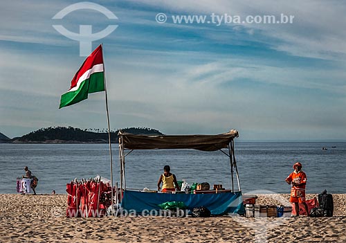  Comércio ambulante na Praia de Ipanema  - Rio de Janeiro - Rio de Janeiro (RJ) - Brasil