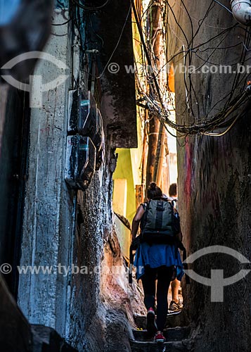  Menina em beco na Favela da Rocinha  - Rio de Janeiro - Rio de Janeiro (RJ) - Brasil