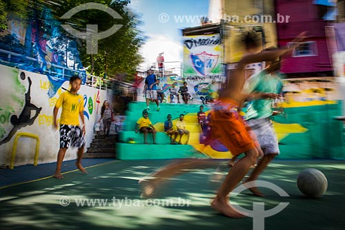  Meninos jogando futebol na Favela da Rocinha  - Rio de Janeiro - Rio de Janeiro (RJ) - Brasil