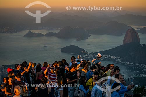  Turistas no mirante do Cristo Redentor com o Pão de Açúcar ao fundo  - Rio de Janeiro - Rio de Janeiro (RJ) - Brasil