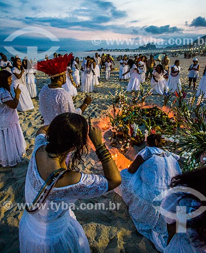  Praticantes do Candomblé em ritual na praia  - Rio de Janeiro - Rio de Janeiro (RJ) - Brasil