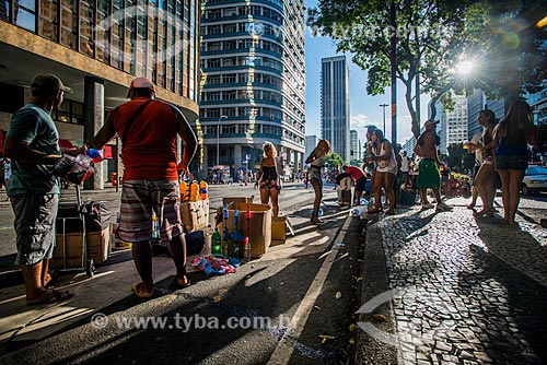  Comércio ambulante na Avenida Presidente Vargas durante desfile de bloco de carnaval  - Rio de Janeiro - Rio de Janeiro (RJ) - Brasil